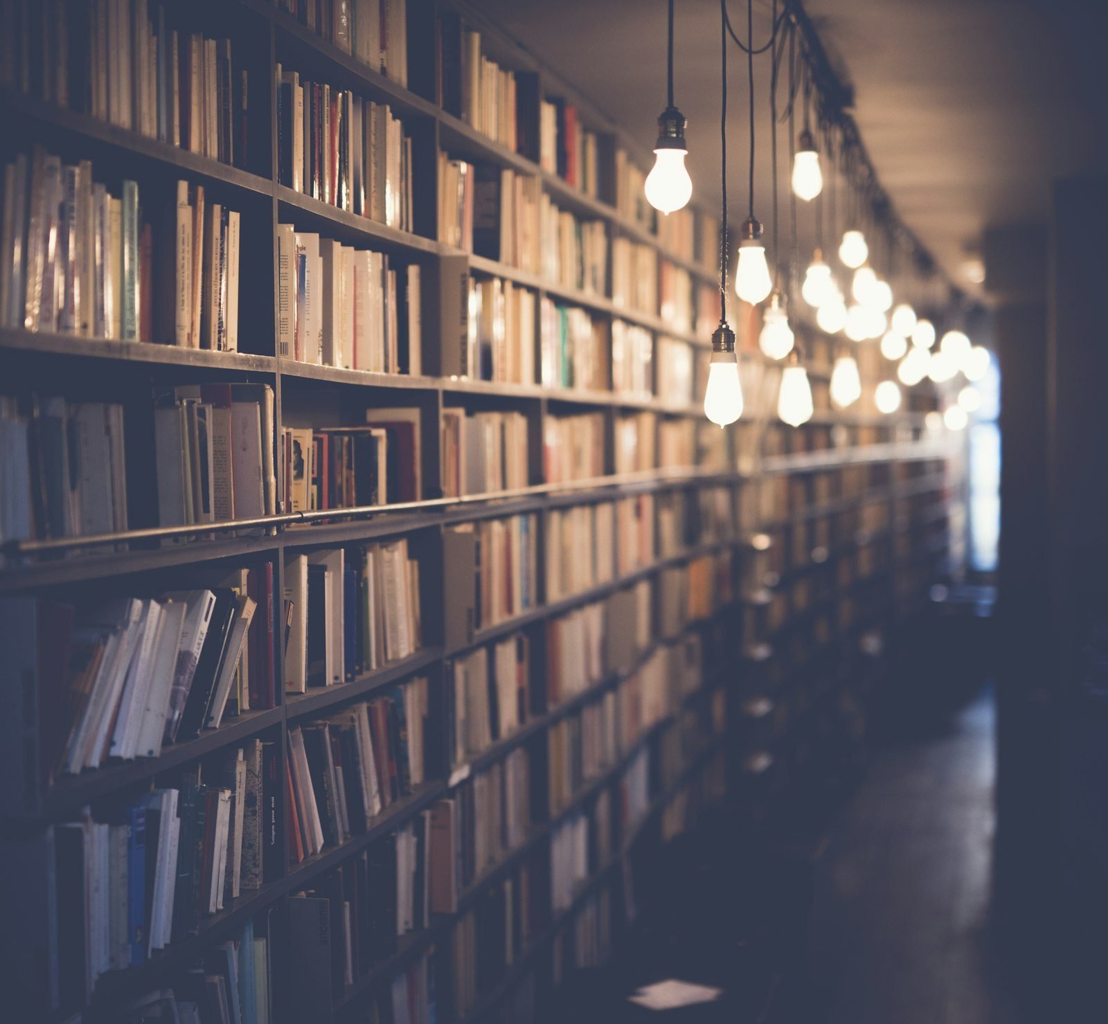 Biblioteca jurídica con libros de derecho
