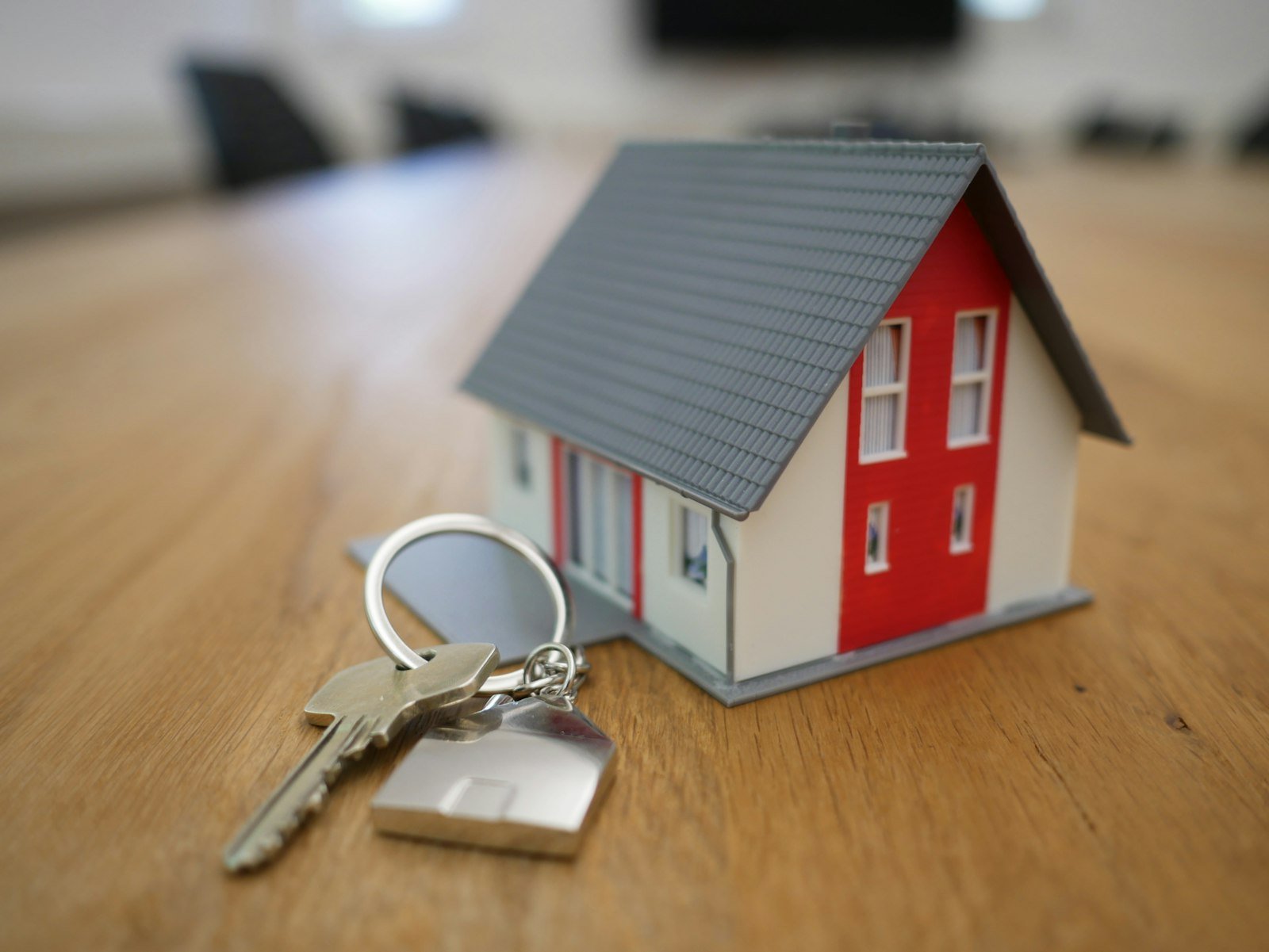 Llaves y contrato de una propiedad inmobiliaria