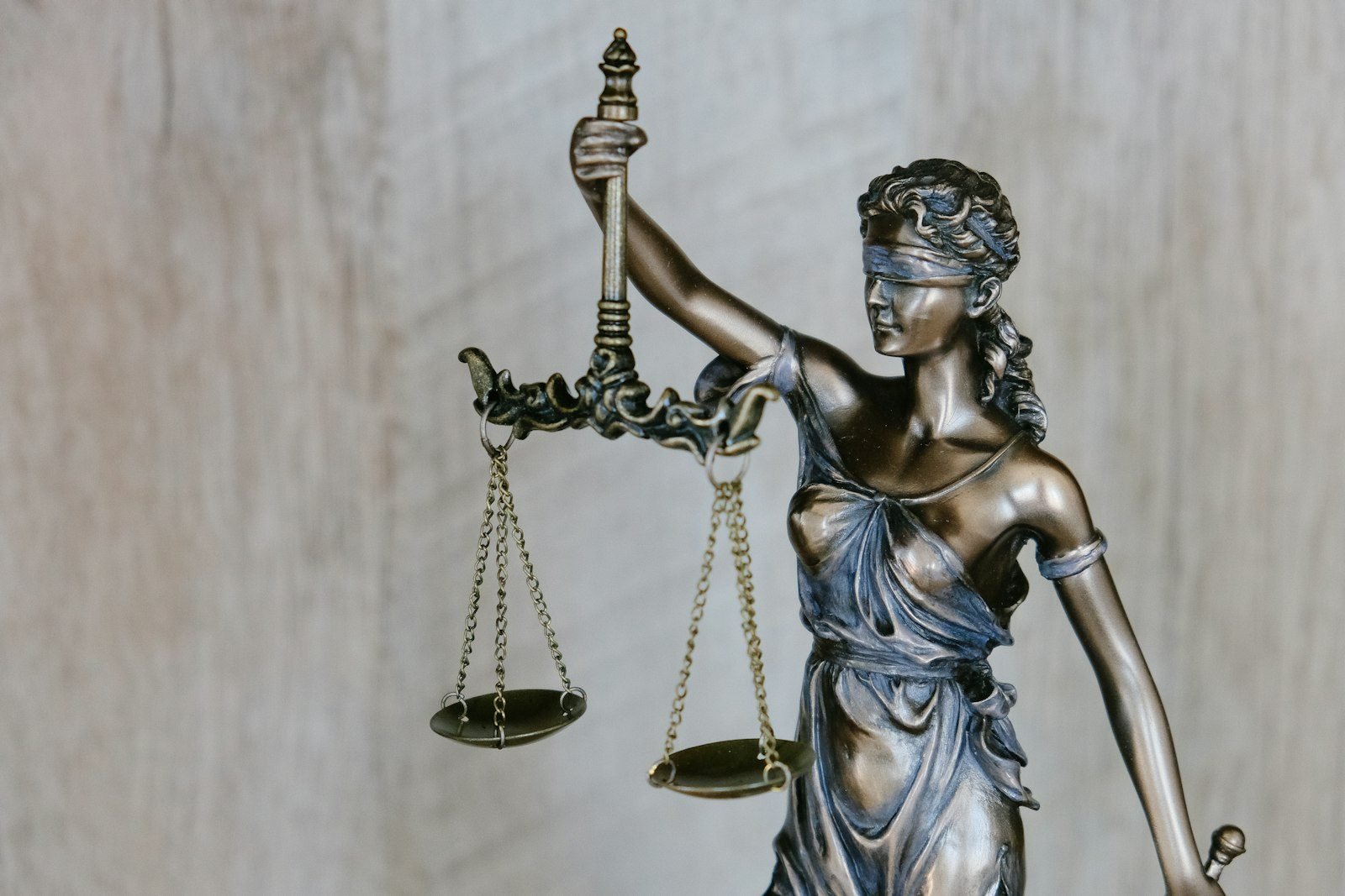 Estatua de la justicia sosteniendo su balanza
